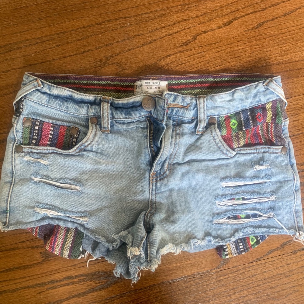 FREE PEOPLE distressed Shorts (W 26)